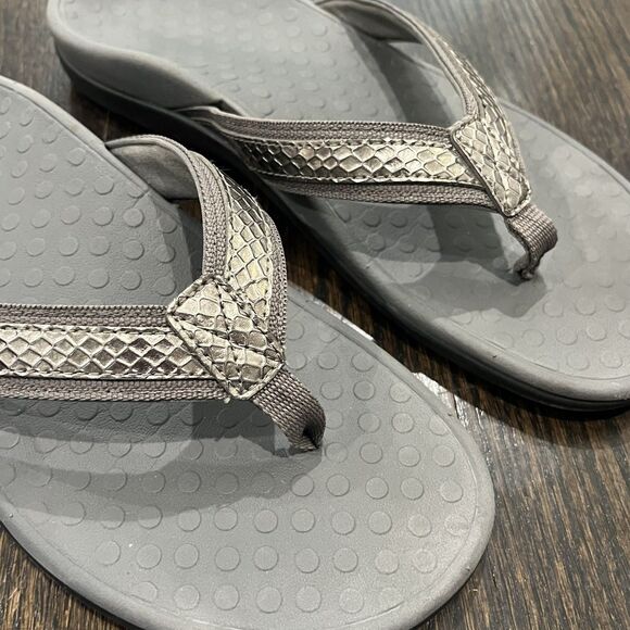 Vionic Sandals 44Tide11 Women's 9 Gray Croc Embossed Orthotic Flip Flops - Picture 3 of 8